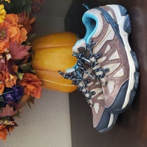 Bearpaw Cavern low waterproof Hicking Women's shoes size 8.5